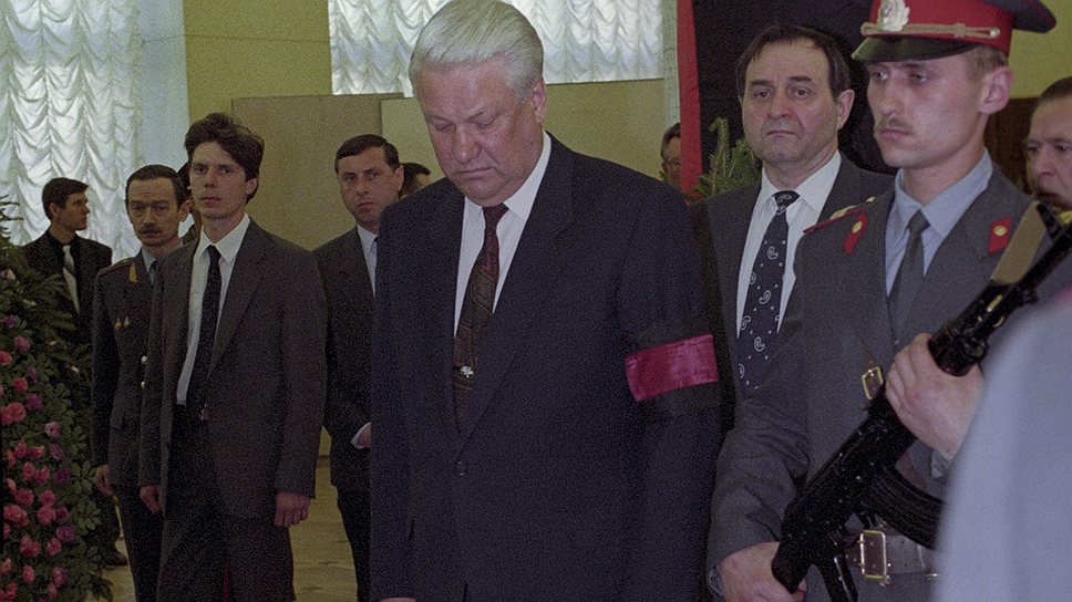 Борис Ельцин на похоронах омоновца Владимира Толокнеева