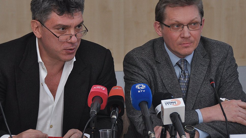 Борис Немцов (слева) и Владимир Рыжков обратили внимание Евросоюза на &amp;quot;широкомасштабное наступление на демократию в России&amp;quot;