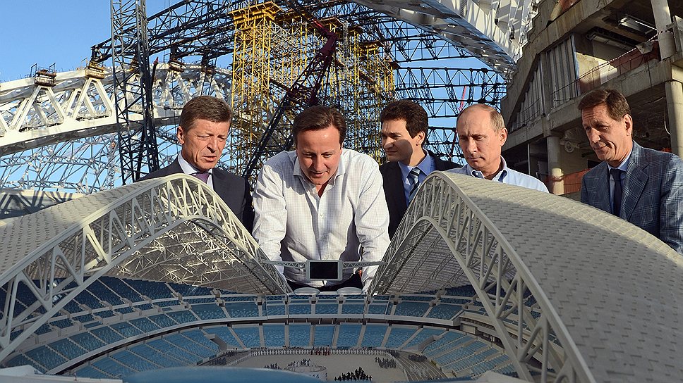 Для экскурсии по олимпийским объектам британский премьер Дэвид Кэмерон (в центре) выбрал единственный недостроенный — стадион &amp;quot;Фишт&amp;quot;