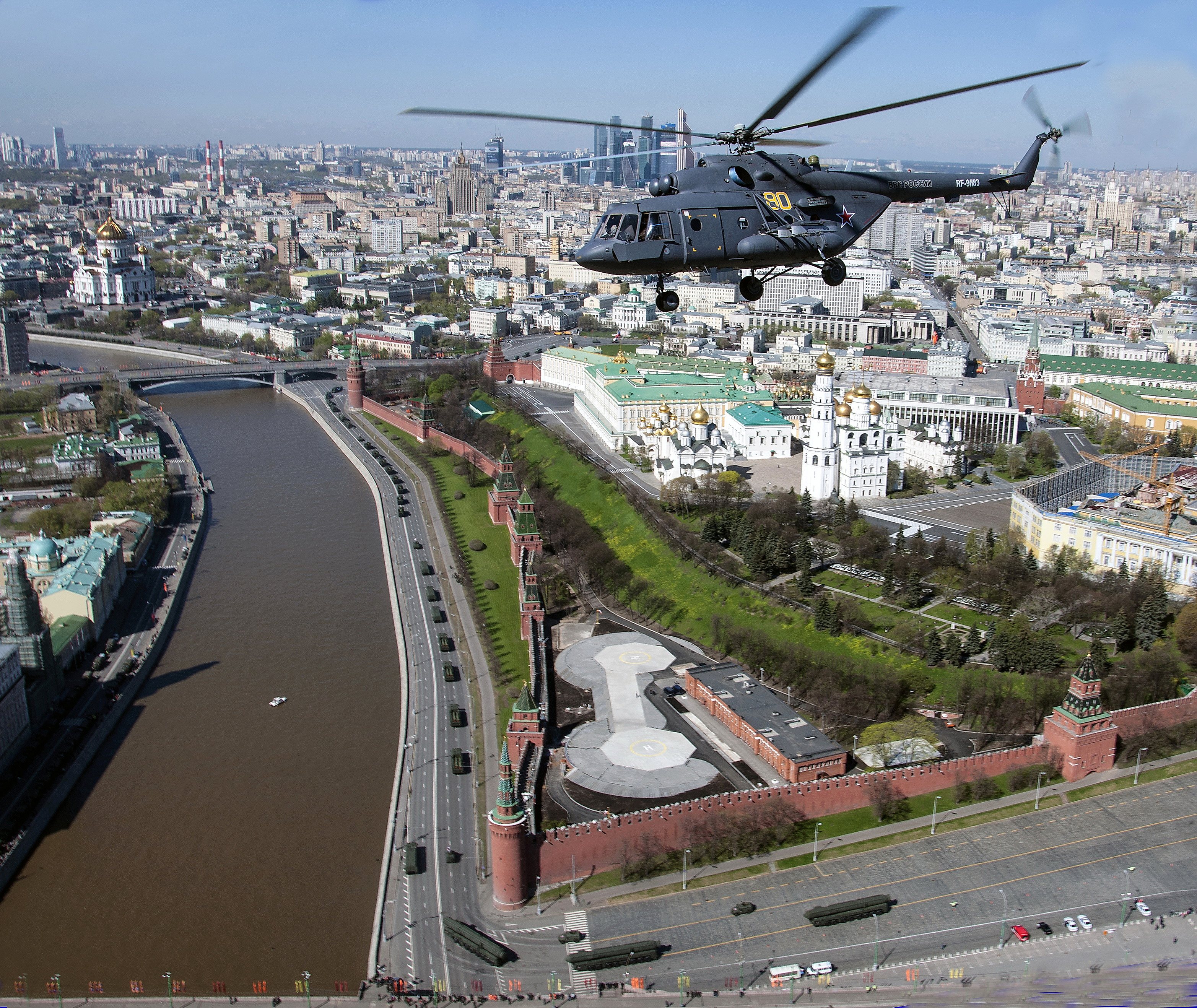 Вертолетная площадка для Ми-8 Владимира Путина (на фото) построена неподалеку от Москворецкой башни Кремля Михаил