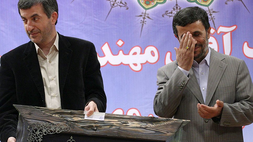Президент Ирана Махмуд Ахмадинежад (справа) вынужден признать, что его эпоха заканчивается: среди кандидатов на пост нового главы государства нет ни одного его сторонника