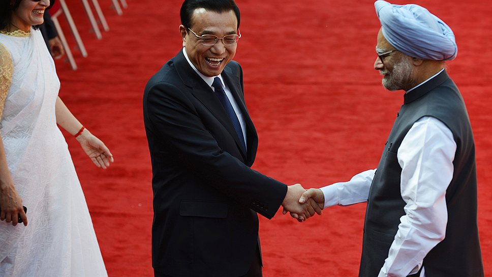 Премьер КНР Ли Кэцян и его индийский коллега Манмохан Сингх (справа) доказали, что &amp;quot;рукопожатие через Гималаи&amp;quot; может стать реальностью