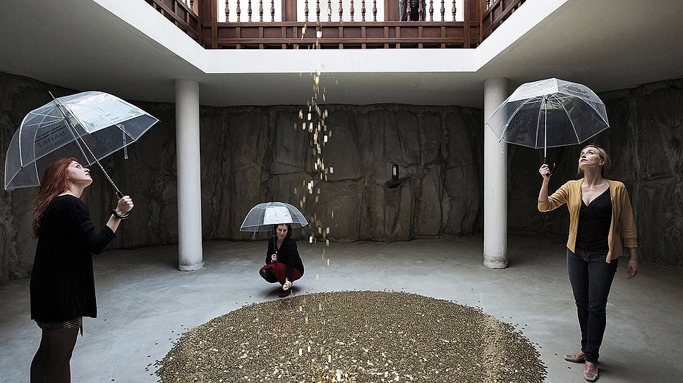 Прогуляться под дождем из монет в российском павильоне на Венецианской биеннале разрешают только женщинам 