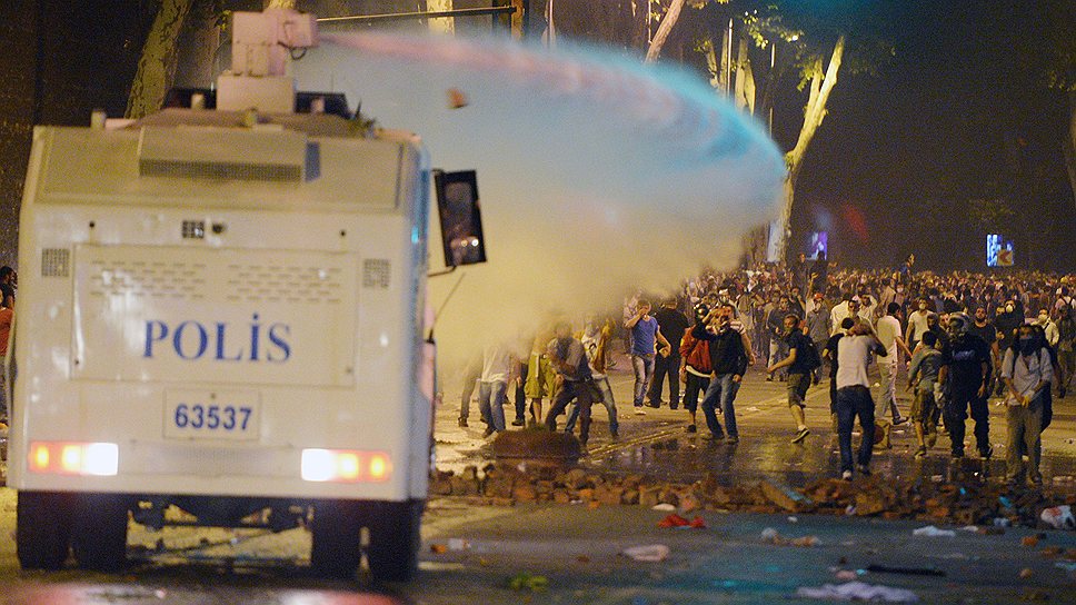 Следы ночных боев в центре Стамбула — на подступах к городскому офису премьер-министра