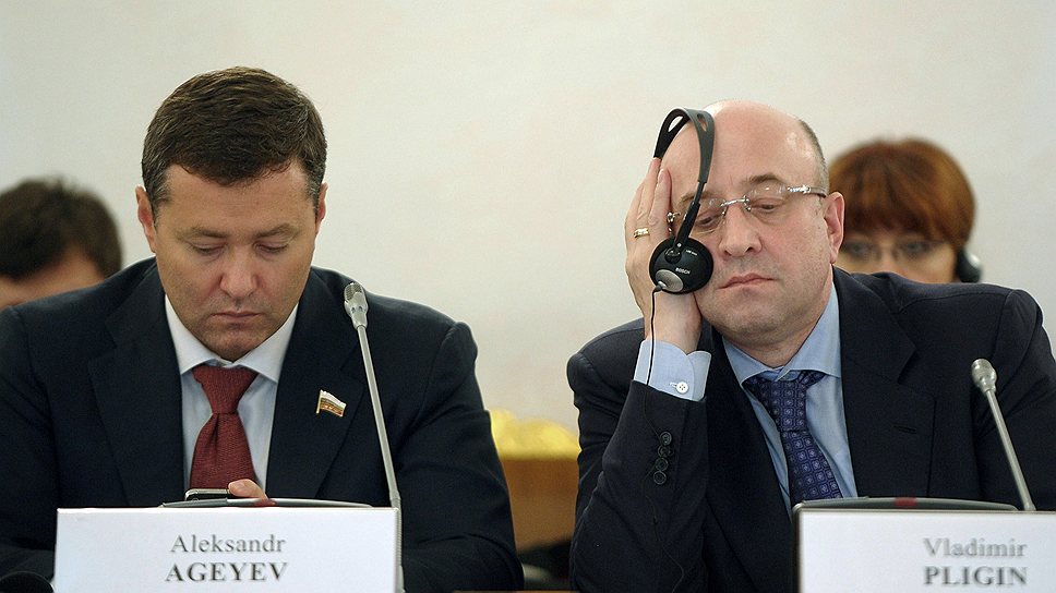 Справоросс Александр Агеев (слева) и единоросс Владимир Плигин (справа) в поиске фильтров для новых партий
