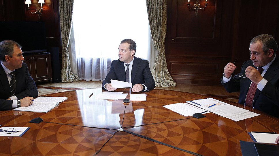 Во встрече главы правительства Дмитрия Медведева (в центре) с единороссами принял участие первый замглавы администрации президента Вячеслав Володин (слева)