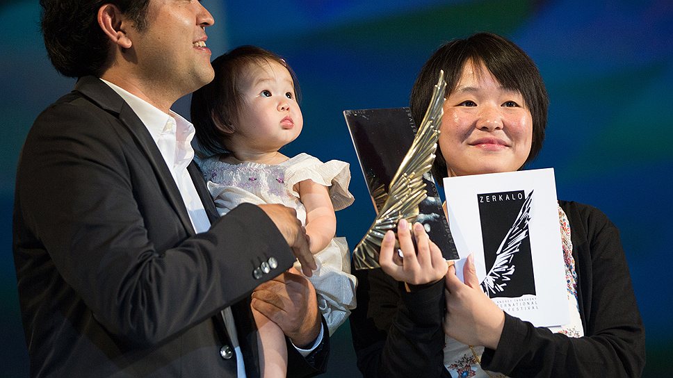 Китайский режиссер Хуан Цзи, ее муж-оператор Рюдзи Оцука и их 11-месячная дочь Тихиро получили главный приз &amp;quot;Зеркала&amp;quot; за семейную драму &amp;quot;Яйцо и камень&amp;quot;