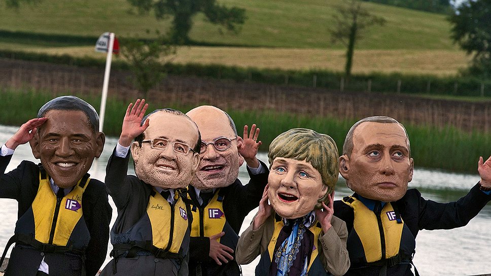 Лодка с демонстрантами против саммита в масках лидеров G8