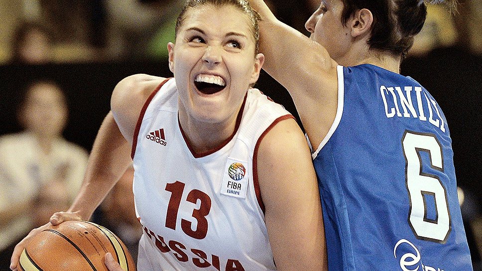 Баскетболисткам сборной России (с мячом — Анна Петракова) не хватило одного очка 