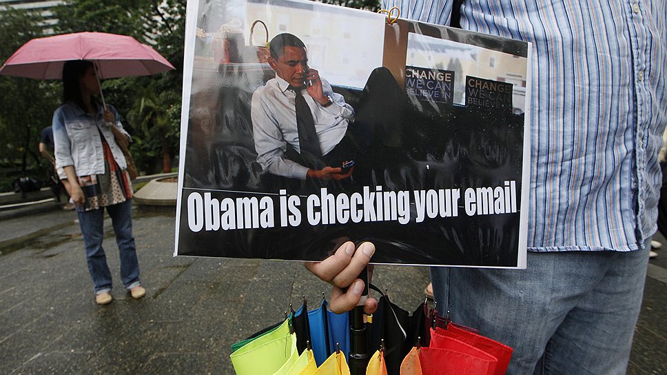 Президент Барак Обама выступил в защиту права спецслужб США на прослушку (надпись на плакате: &amp;quot;Обама контролирует вашу электронную почту&amp;quot;) 