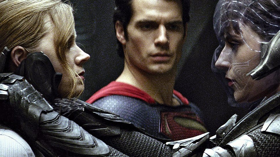 Главному герою в исполнении Генри Кэвилла (в центре) особенно удается плакатно-суперменское выражение лица