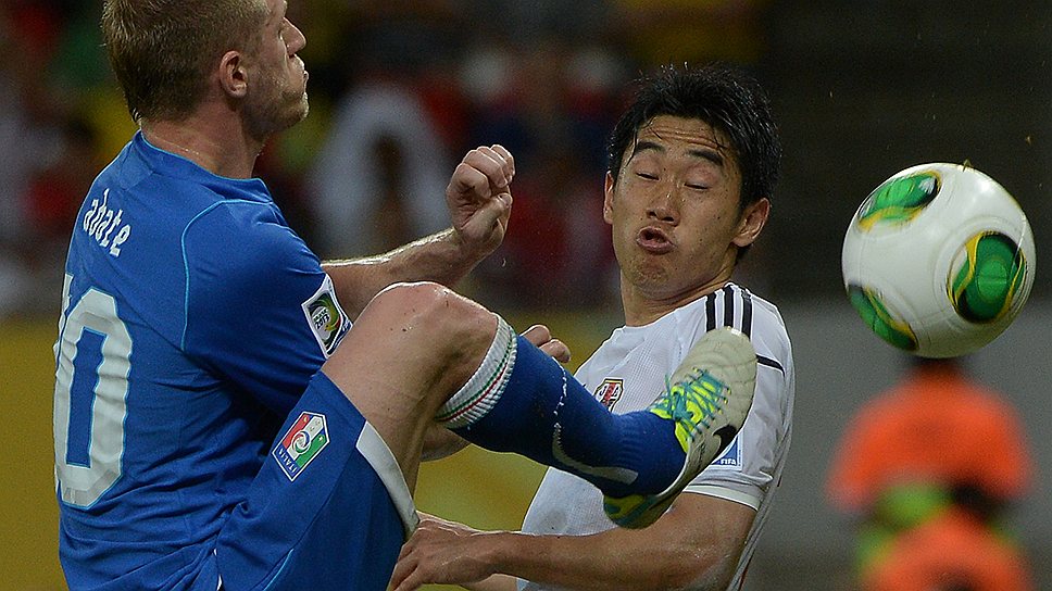 Несмотря на гол Синдзи Кагавы (справа), сборная Японии на последних минутах встречи проиграла команде Италии 
