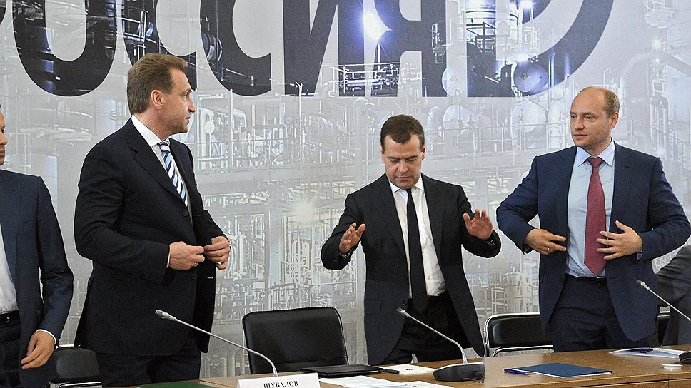 Дмитрий Медведев (второй справа) предлагает бизнес-сообществу &amp;quot;идти дальше&amp;quot; и приспосабливать уголовный закон к рыночным условиям