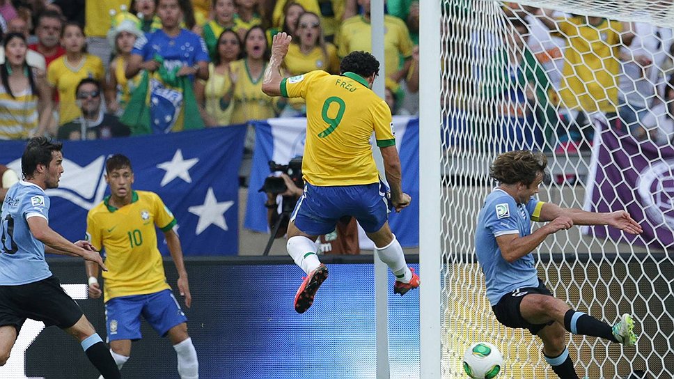 Один из лидеров сборной Бразилии Неймар (№10) сделал все, чтобы его партнер по команде Фред беспрепятственно поразил ворота сборной Уругвая 