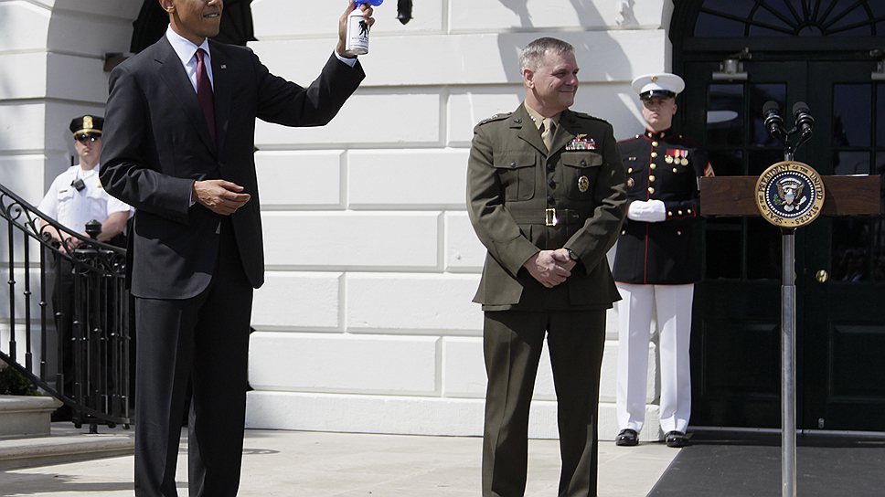 Выполняя приказ Барака Обамы (слева), генерал Картрайт (справа) стал фигурантом уголовного дела