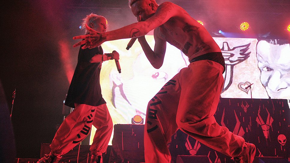 Die Antwoord исполняют отчаянный южноафриканский рэп, сделанный не бог весть какими изысканными средствами 