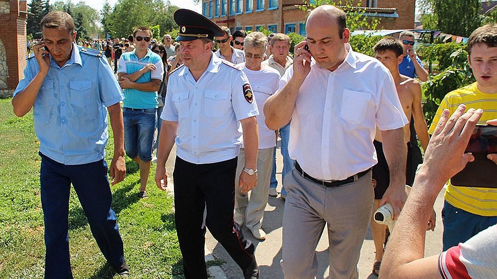 Главе администрации Пугачевского района Станиславу Сидорову (второй справа) непросто успокоить решительно  настроенных местных жителей