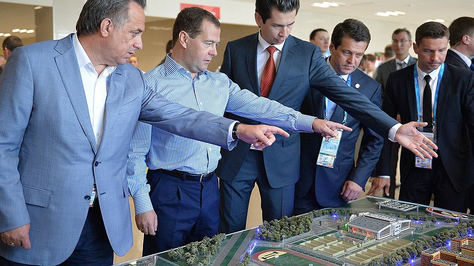 Министр спорта РФ Виталий Мутко (слева) готов к отчету о проделанной работе перед своим непосредственным начальством в лице премьер-министра Дмитрия Медведева