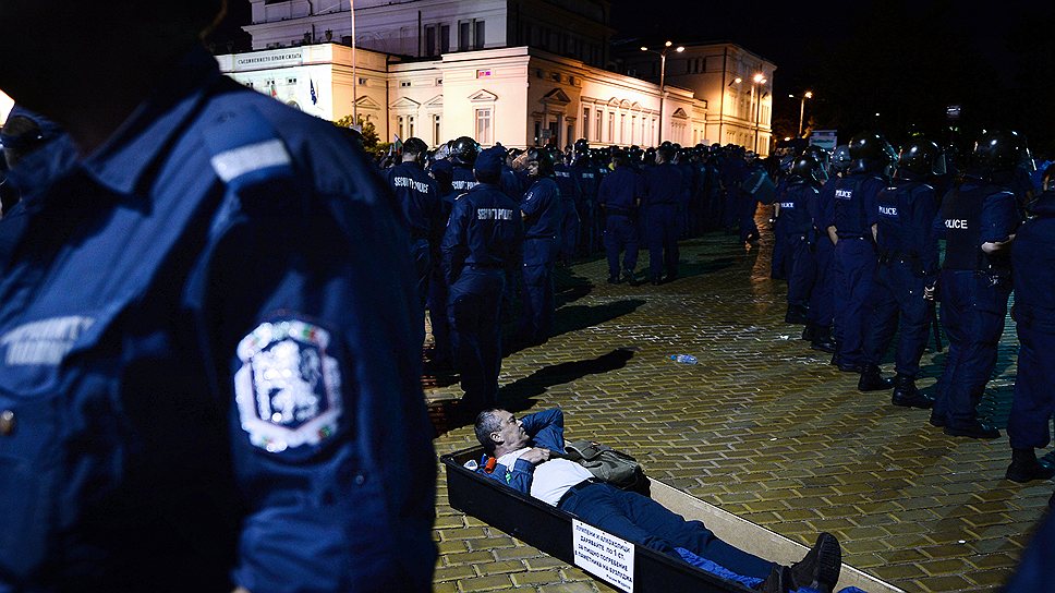 Протестующие у стен болгарского парламента уверены, что уход правительства страны близок