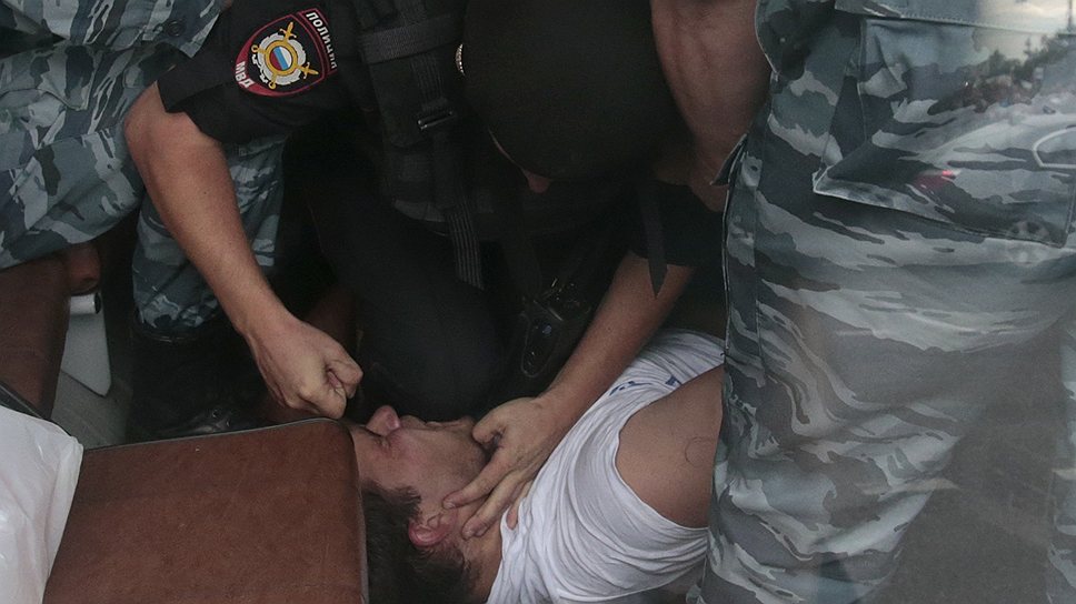 В распоряжении правозащитников имеются фотоматериалы, на которых видно, как полицейские избивают оппозиционера 
