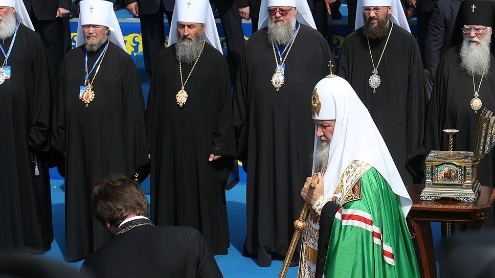Патриарх Московский и Всея Руси Кирилл (Гундяев), справа