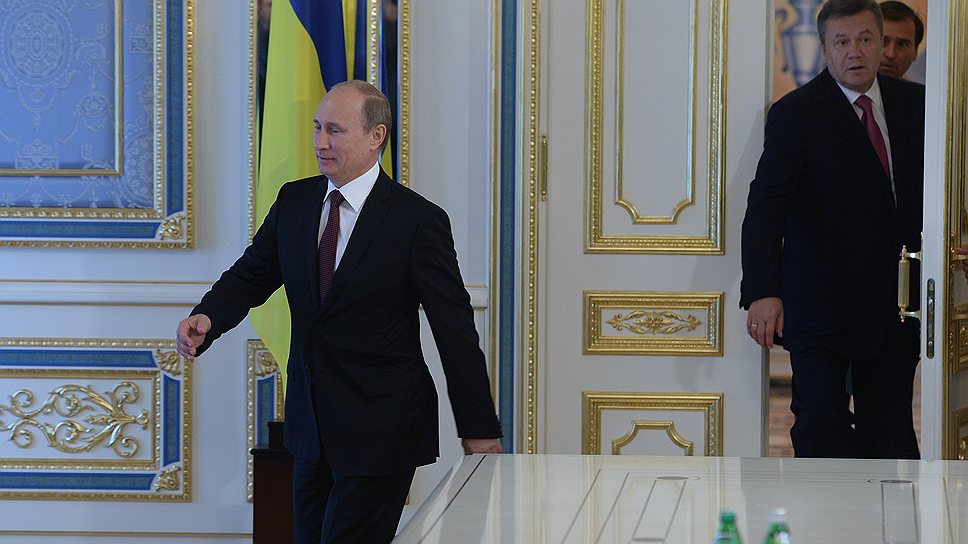 Во время встречи в администрации президента Украины Владимир Путин вошел в дверь первым, а Виктор Янукович замешкался в дверях, словно не собирался входить одновременно с президентом России