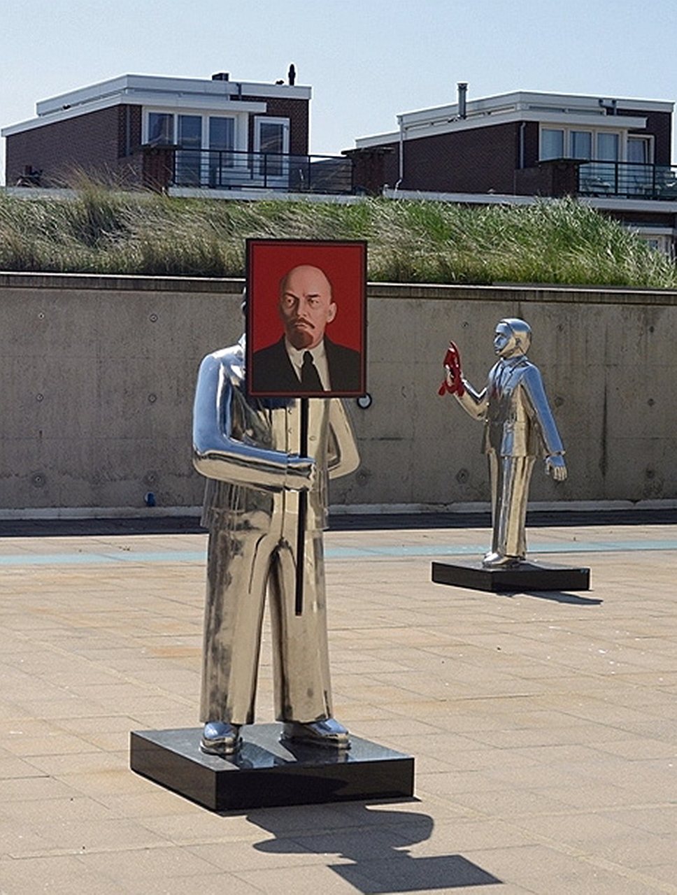 Опираясь на наследие соц-арта, организаторы выставки в Гааге попытались найти уникальное лицо современной российской скульптуры
