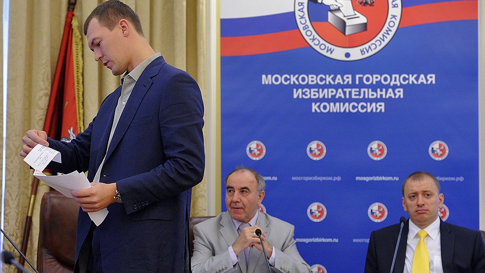 Кандидат от ЛДПР Михаил Дегтярев (слева) оказался единственным, кто лично пришел вытянуть себе эфирное время