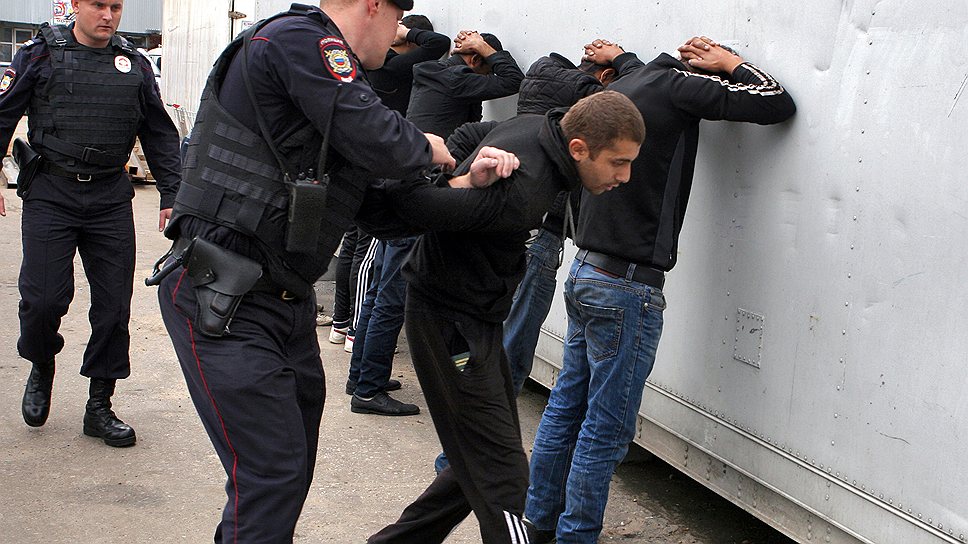 Во вторник в ходе начавшейся после нападения на полицейского операции по декриминализации московских рынков было задержано 530 человек. Еще 470 нарушителей задержали на рынках накануне