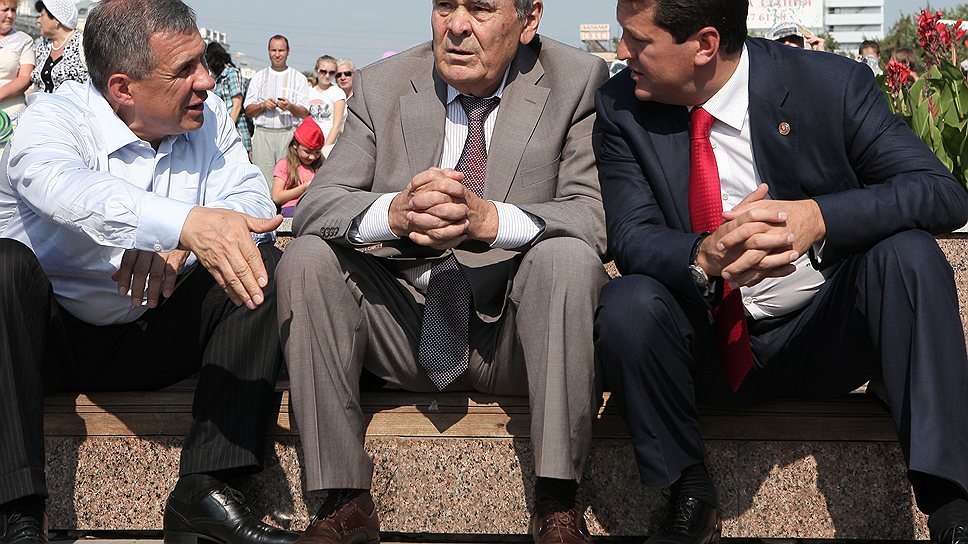 Президент Татарстана Рустам Минниханов (слева) прислушивается к мнению своего предшественника Минтимера Шаймиева (в центре) по поводу &amp;quot;татарского народа&amp;quot;