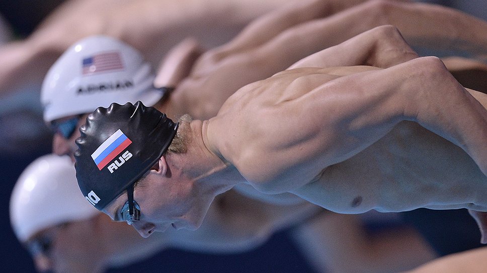 Владимир Морозов (в черной шапочке) большую часть финального заплыва на 100 м вольным стилем лидировал, однако в итоге занял лишь пятое место