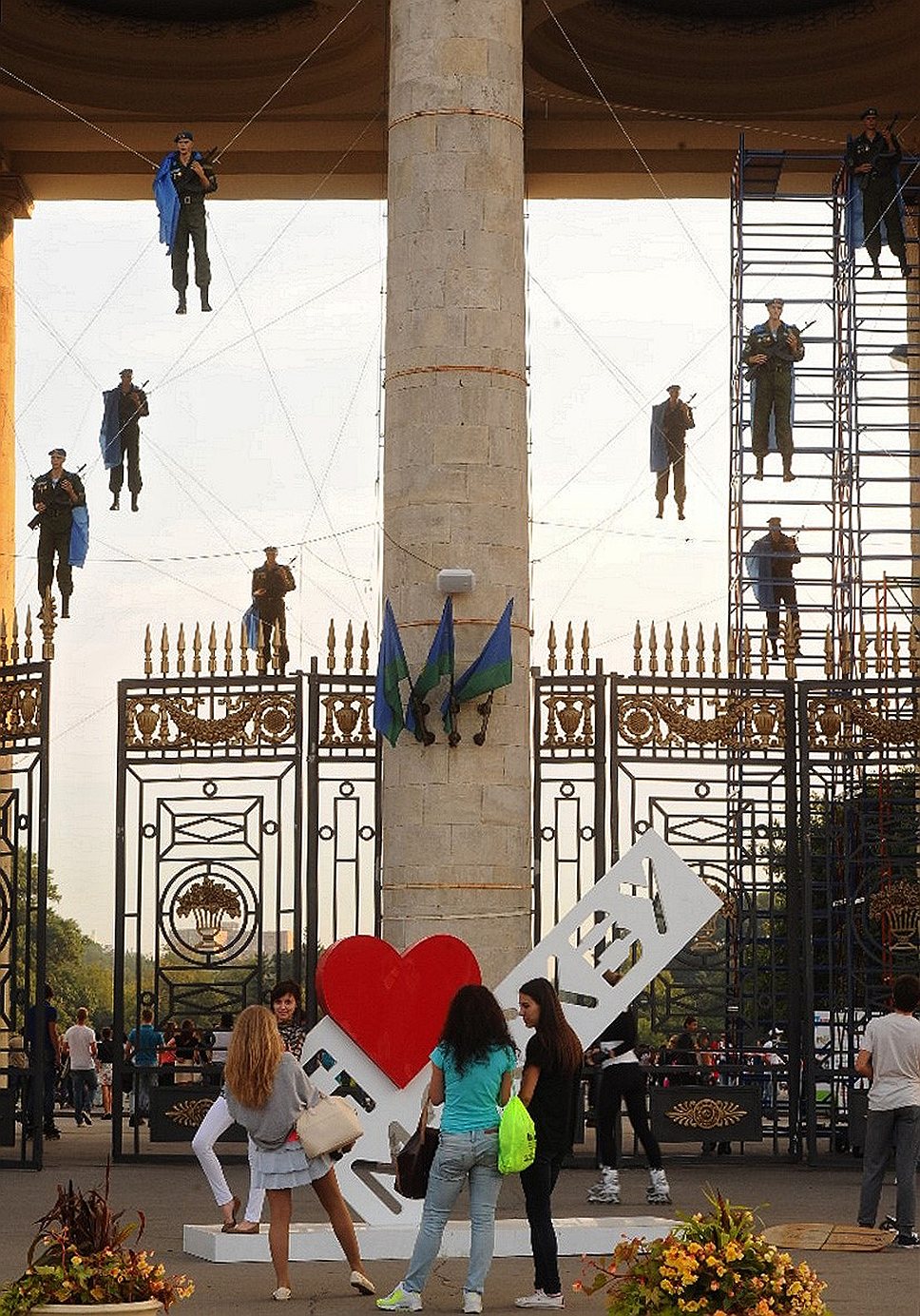 В этом году парк Горького подошел к празднованию Дня ВДВ творчески, заранее развесив на входе фигурки десантников
