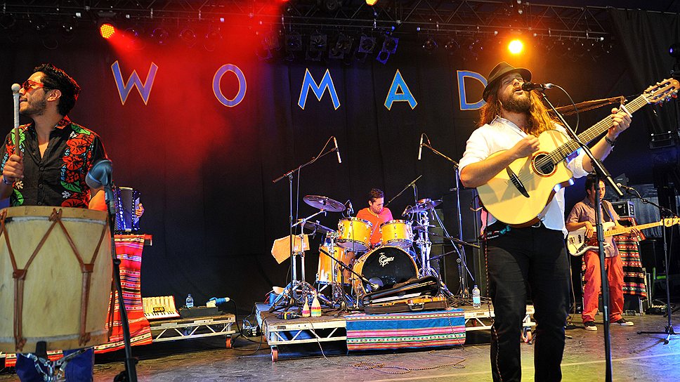 На фестивале этнической музыки WOMAD в  Великобритании чилиец Нано Стерн (справа) не только пел, но и поил вином