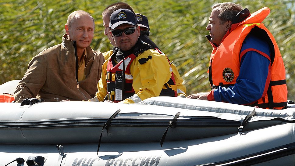 Пока Владимир Путин не вынырнул на бойцов лагеря &amp;quot;Селигер&amp;quot; на моторной лодке, многие из них предполагали, что самолет-амфибия — это отвлекающий маневр, а на самом деле Владимир Путин уже скоро придет пешком