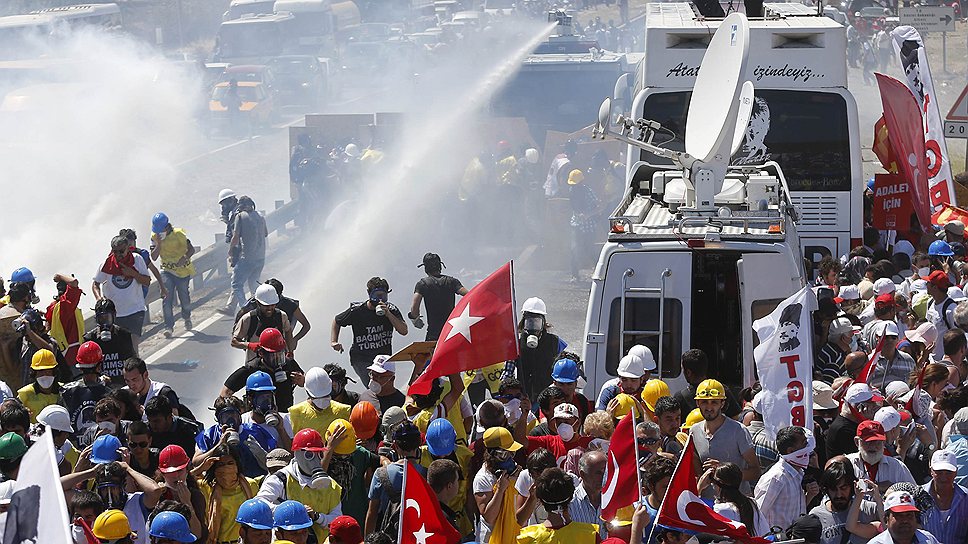 Несогласных с суровыми приговорами по делу &amp;quot;Эргенекона&amp;quot; турецкая полиция убеждала слезоточивым газом и водометами 
