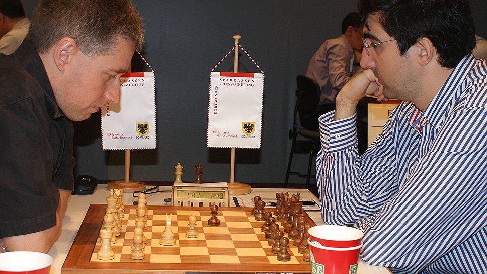Для победы на турнире в Дортмунде Майклу Адамсу (слева) нужно было не проиграть в заключительном туре Владимиру Крамнику (справа), и англичанин уверенно добился устраивавшей его ничьей 
