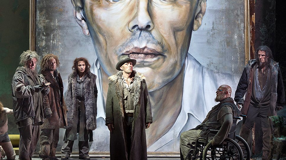 Образы Йозефа Бойса проходят через весь спектакль, но портрет его появляется лишь в финале оперы