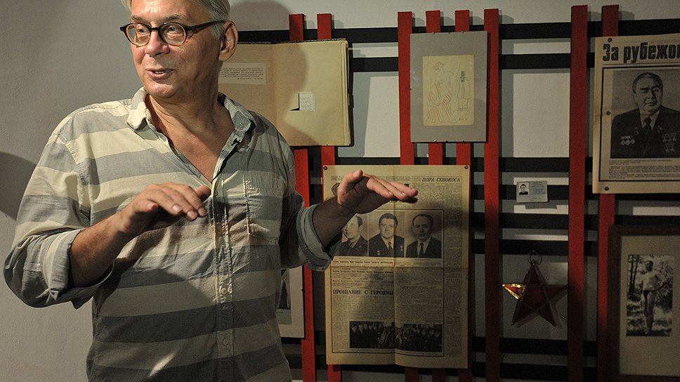 Сергей Шутов возвращает зрителей с помощью памятных документов и артефактов в кипящий котел 1980–1990-х годов 