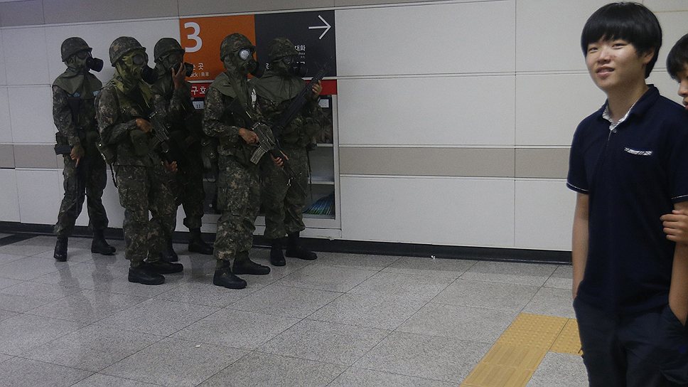 «Контртеррористическая операция» в метро Сеула, которая является составной частью маневров)