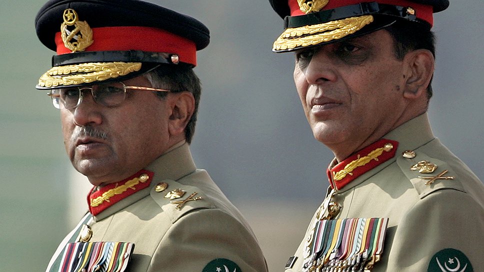 Назначенный шесть лет назад бывшим военным правителем Пакистана Первезом Мушаррафом (слева) начальник объединенных штабов сухопутных войск Ашфак Парвез Каяни (справа) готовится покинуть свой пост