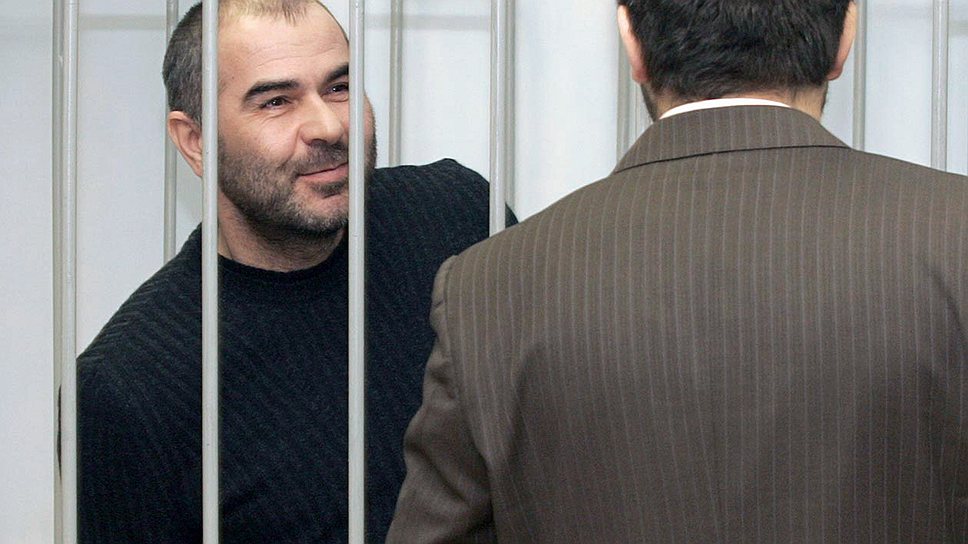 Подсудимый, один из лидеров дагестанского религиозного экстремистского подполья Бамматхан Шейхов (слева) на заседании Верховного суда Дагестана по его делу