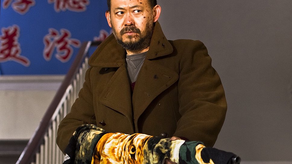 Главный герой фильма &amp;quot;Прикосновение греха&amp;quot; (2013) Цзя Чжанкэ расстреливает из ружья коррумпированных чиновников 