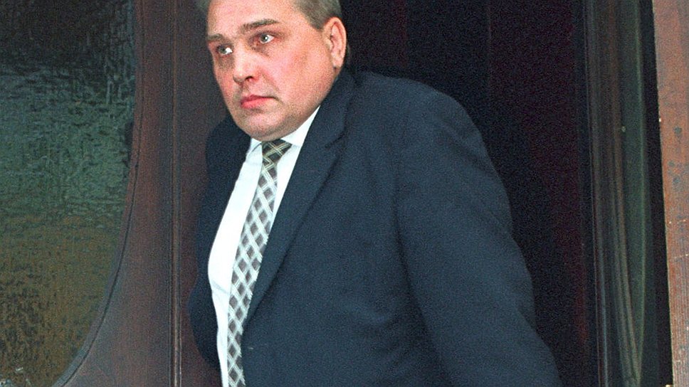 В 1993 году глава контрольного управления администрации президента Алексей Ильюшенко был членом комиссии, разоблачавшей коррупционеров. Спустя три года он сам оказался в центре коррупционного скандала 