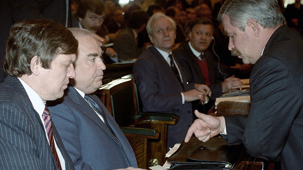 1 сентября 1993 года находившихся по разные стороны баррикад первого вице-премьера Владимира Шумейко (слева) и вице-президента Александра Руцкого (справа) объединило одновременное отстранение от должности 