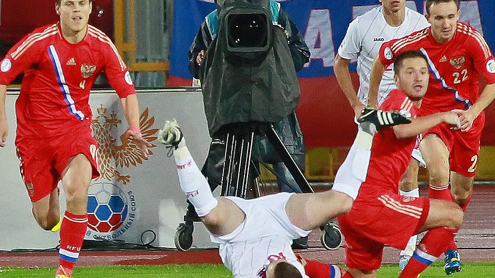 В матче с люксембуржцами Александр Кокорин (слева) забил самый быстрый гол в истории сборной России