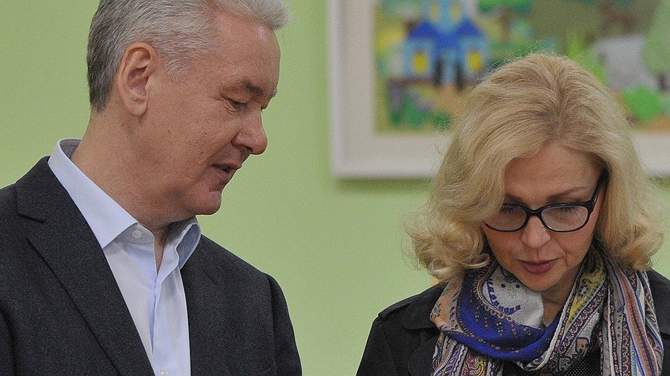 Кандидат Сергей Собянин (на фото с женой), впервые участвовавший в выборах мэра Москвы, уверен, что на второй тур ему идти не придется 