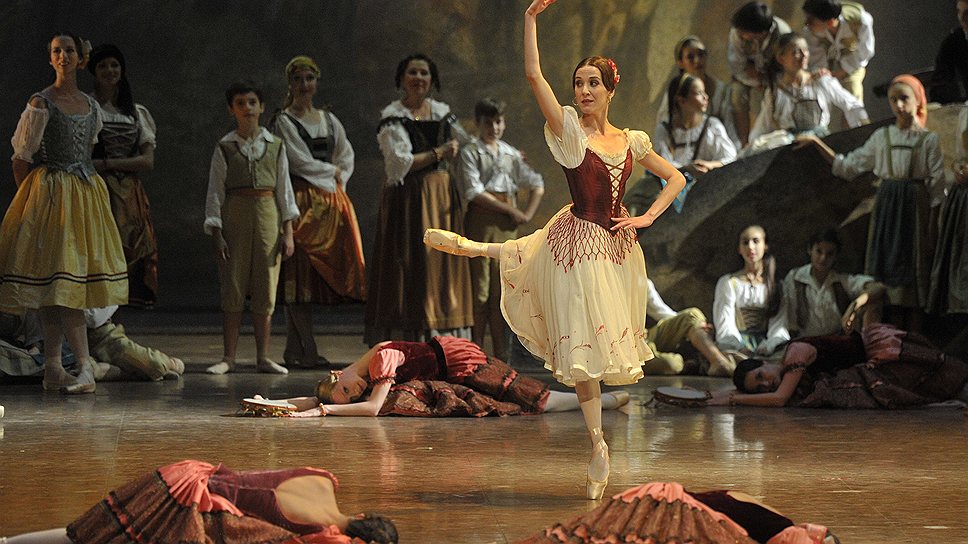 Людмила Пагльеро (Пахита, в центре) оказалась лучшей танцовщицей не только цыганского табора, но и всей Парижской оперы 
