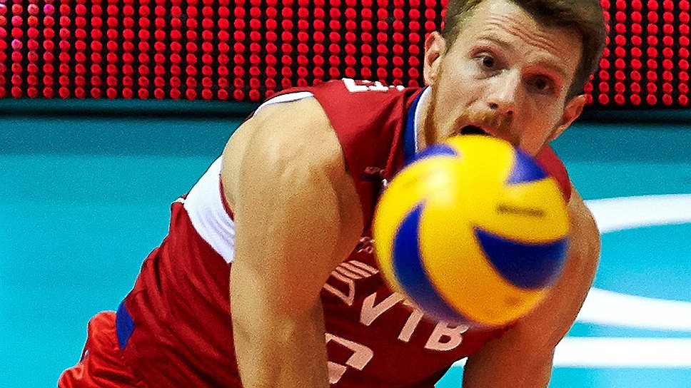 Волейболисты сборной России (в красной форме) перед четвертьфиналом против французской команды хорошо размялись на словаках
