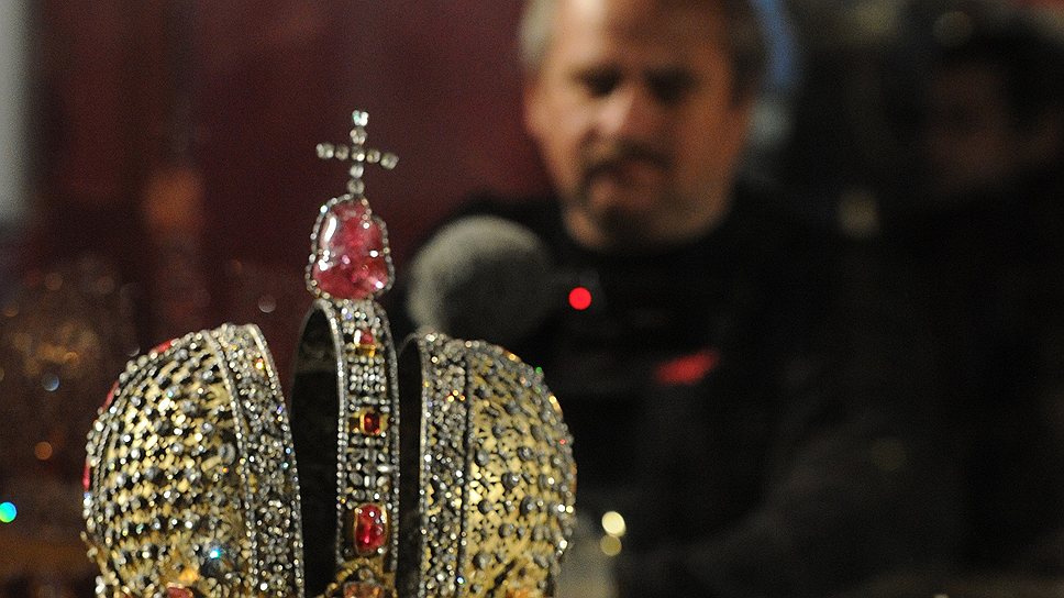 Выставка показывает ритуал коронации во всем его богатстве (на фото — корона Анны Иоанновны и держава Петра II)