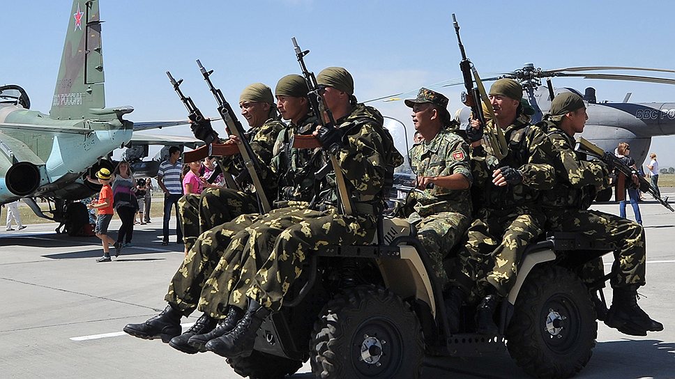 Оснащая киргизских военнослужащих (на фото) современным оружием, Москва решает стратегические задачи в Центральной Азии 